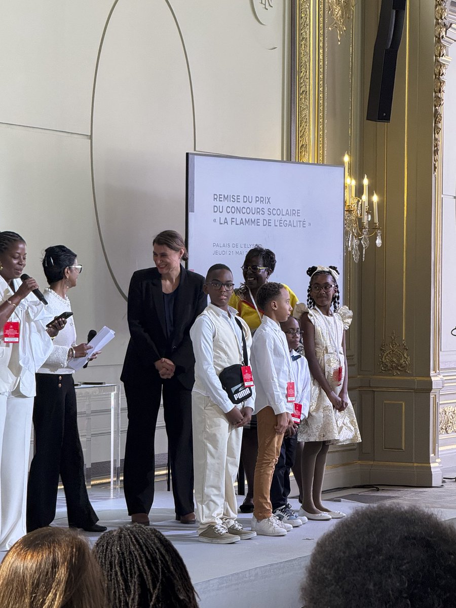 DILCRAH's tweet photo. 🏆 La semaine dernière, à l’occasion du 25ème anniversaire de la loi dite Taubira, Cindy Léoni, déléguée interministérielle, a remis un prix aux élèves de l’école primaire Berteau Marie-Rose du Lorrain, en Martinique, dans le cadre du concours « La Flamme de l’égalité », qui sensibilise les élèves à l’histoire et à la mémoire de l’esclavage colonial.

La remise des prix s’est poursuivie par une cérémonie commémorative marquant les 25 ans de la loi Taubira du 21 mai 2001.

Son article 1 reconnaît la traite négrière et l’esclavage comme crimes contre l’humanité, faisant de la France le premier ancien État colonial à reconnaître officiellement son passé esclavagiste.