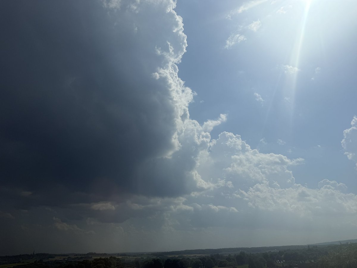 3lijah29's tweet photo. @UKWX_ Under that right now. It’s absolutely exploding. Constant low rumble of thunder. The storm is to the east of me however starting to come directly overhead https://t.co/ziB4cRBl2H