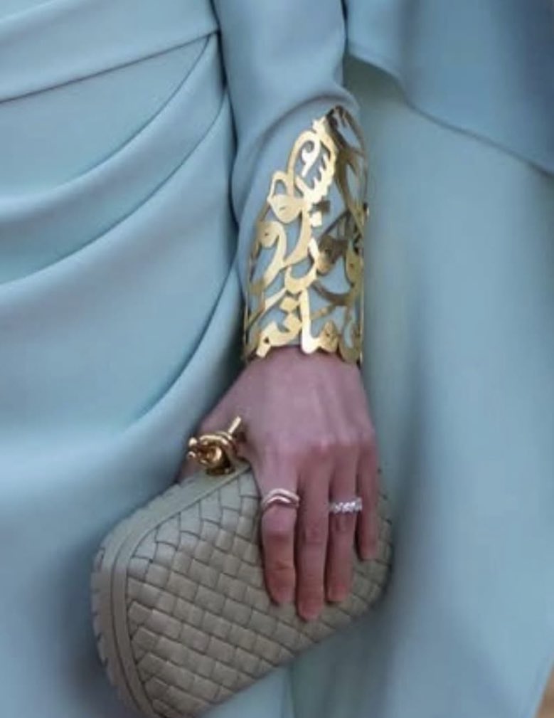 GoldenFashi's tweet photo. اطلالة الاميرة رجوة السيف من عيد الاستقلال الاردني بتصميم ريما دحبور وعبارة " نَبَتِ السُّيوفُ وحَدُ سيفِكِ ما نَبَـا " مُذهبّة على الاكمام 🩵 https://t.co/zYYdQO0mHT