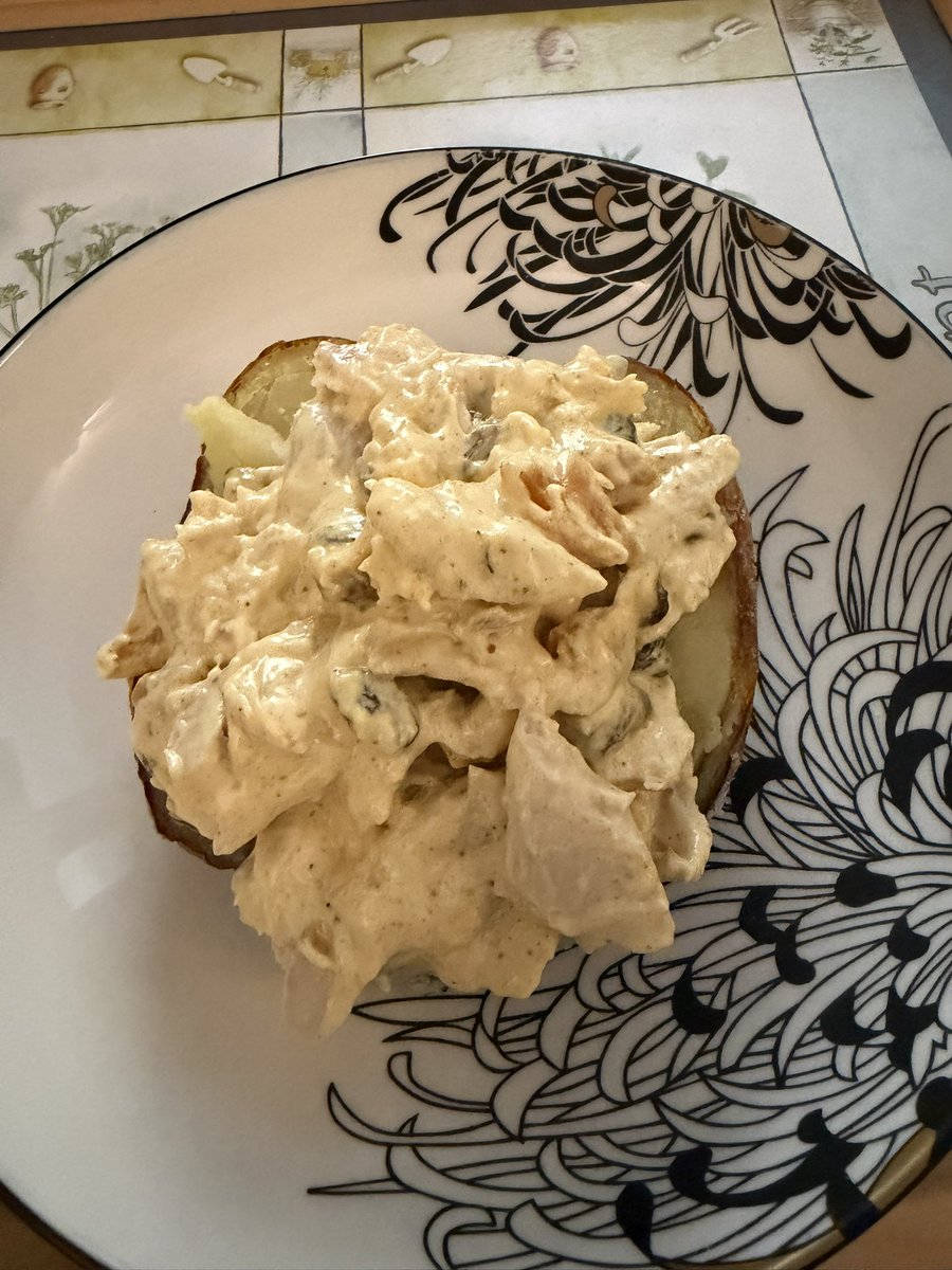 jennysmortstar's tweet photo. I made Coronation Chicken from leftover Sunday chicken and topped a couple of generous Jacket potatoes absolutely yummy 😋 and a jaunty little Rosé from Portugal to go with 💖 https://t.co/mIe5pXM7Aw