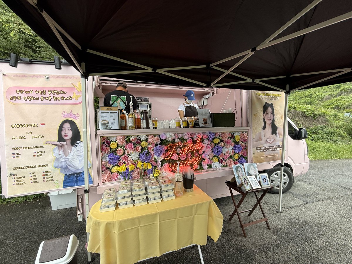 JS_51547's tweet photo. Another 𝗖𝗼𝗳𝗳𝗲𝗲 𝗧𝗿𝘂𝗰𝗸 𝗦𝘂𝗽𝗽𝗼𝗿𝘁 sent to the filming site today for 𝗖𝗵𝘂𝗻𝗴 𝗦𝘂 𝗕𝗶𝗻

Really thankful everything was delivered smoothly despite the rainy and harsh weather.

Drinks and sandwiches were prepared for everyone working hard on set 🤍

With contributions and design from international fans 🌎

We'll be cheering on Subin and the entire team!

#정수빈 #ChungSubin #郑受彬
#MyFirstGraduation