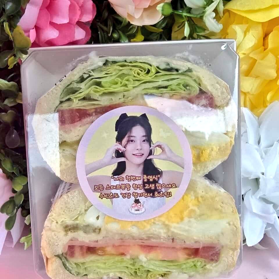 JS_51547's tweet photo. Another 𝗖𝗼𝗳𝗳𝗲𝗲 𝗧𝗿𝘂𝗰𝗸 𝗦𝘂𝗽𝗽𝗼𝗿𝘁 sent to the filming site today for 𝗖𝗵𝘂𝗻𝗴 𝗦𝘂 𝗕𝗶𝗻

Really thankful everything was delivered smoothly despite the rainy and harsh weather.

Drinks and sandwiches were prepared for everyone working hard on set 🤍

With contributions and design from international fans 🌎

We'll be cheering on Subin and the entire team!

#정수빈 #ChungSubin #郑受彬
#MyFirstGraduation