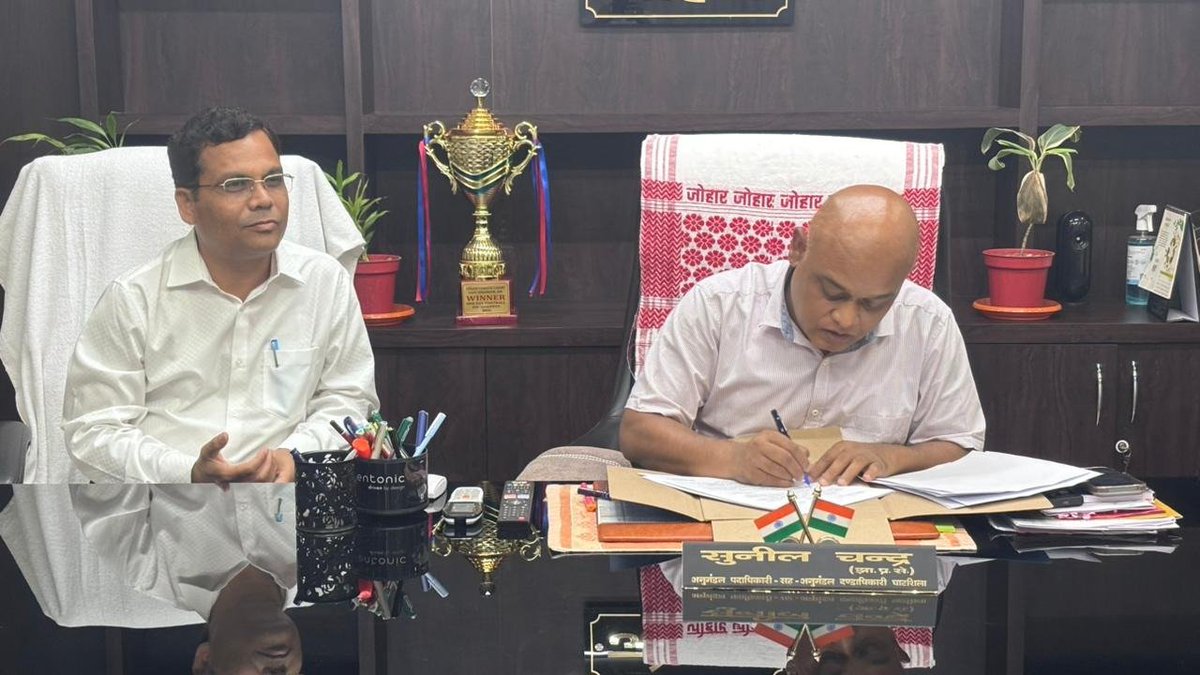 sdm_ro's tweet photo. नव पदस्थापित अनुमण्डल पदाधिकारी श्री अमिताभ भगत (झा.प्र.से) ने घाटशिला के 32वें अनुमंडल पदाधिकारी के रूप में पदभार ग्रहण किया। निवर्तमान अनुमण्डल पदाधिकारी श्री सुनील चन्द्र ने पुष्पगुच्छ भेंटकर शुभकामनायें दी । @DCEastSinghbhum https://t.co/4DmBAHRXJi