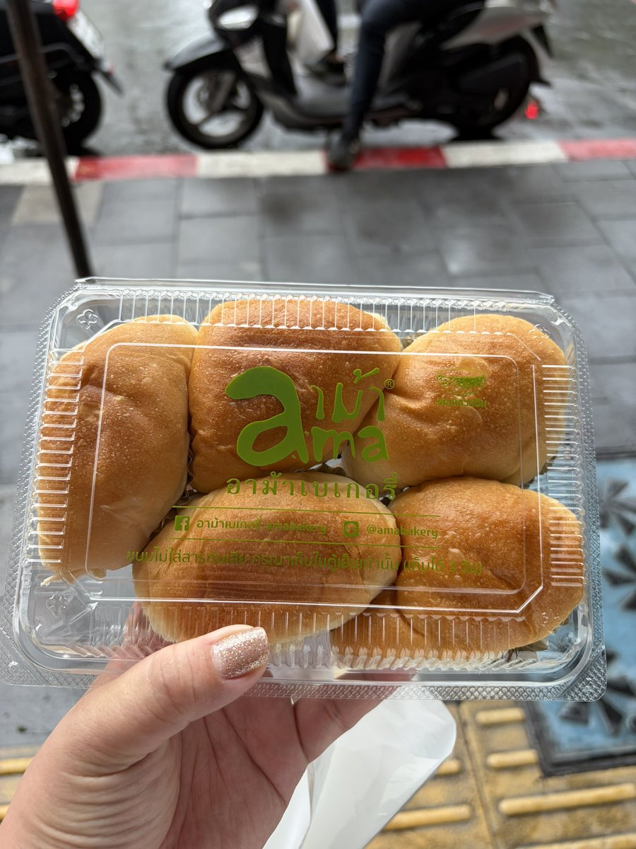Chobin_JGC's tweet photo. #バンコク 🇹🇭6日目 
📍Ama Bakery 
昨年購入して大好評だったパンダンカスタードたっぷりの #サンカヤー （クリームパン）🤤❤️
３人で10個入りを10箱🤣
我慢出来ないので５個入りを１つ買ってモグモグタイム👍
少し値上がりしてたけど外せない美味しさです🤭
#Chobin2605泰国 #緑のどんぶり https://t.co/pj3PzD2zz3