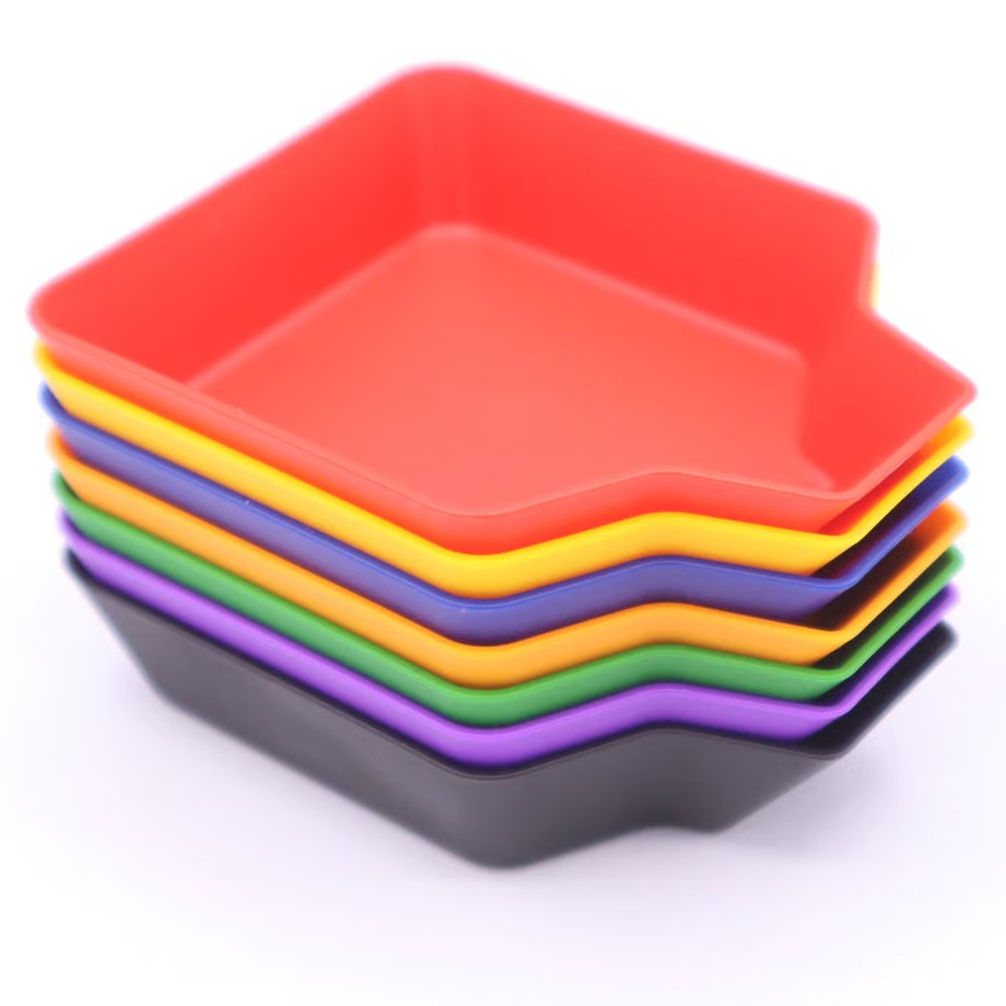 riba_ws's tweet photo. 【おすすめ商品紹介】

「かわいいトークントレイ7色セット」¥2,680🎨

「もっと早く買えばよかった！」系アイテムの筆頭がこれです！

ゲーム終了後、トークンを袋に戻すときのモタつきをゼロにしてくれる神グッズ。

縦93×横74mmのちょうどいいサイズで、トレイを傾けるだけでコンポーネントがするっと袋へ収まります。

7色セットだからプレイヤーカラーに合わせてそのまま使えるのも最高！

りば工房オリジナルです。