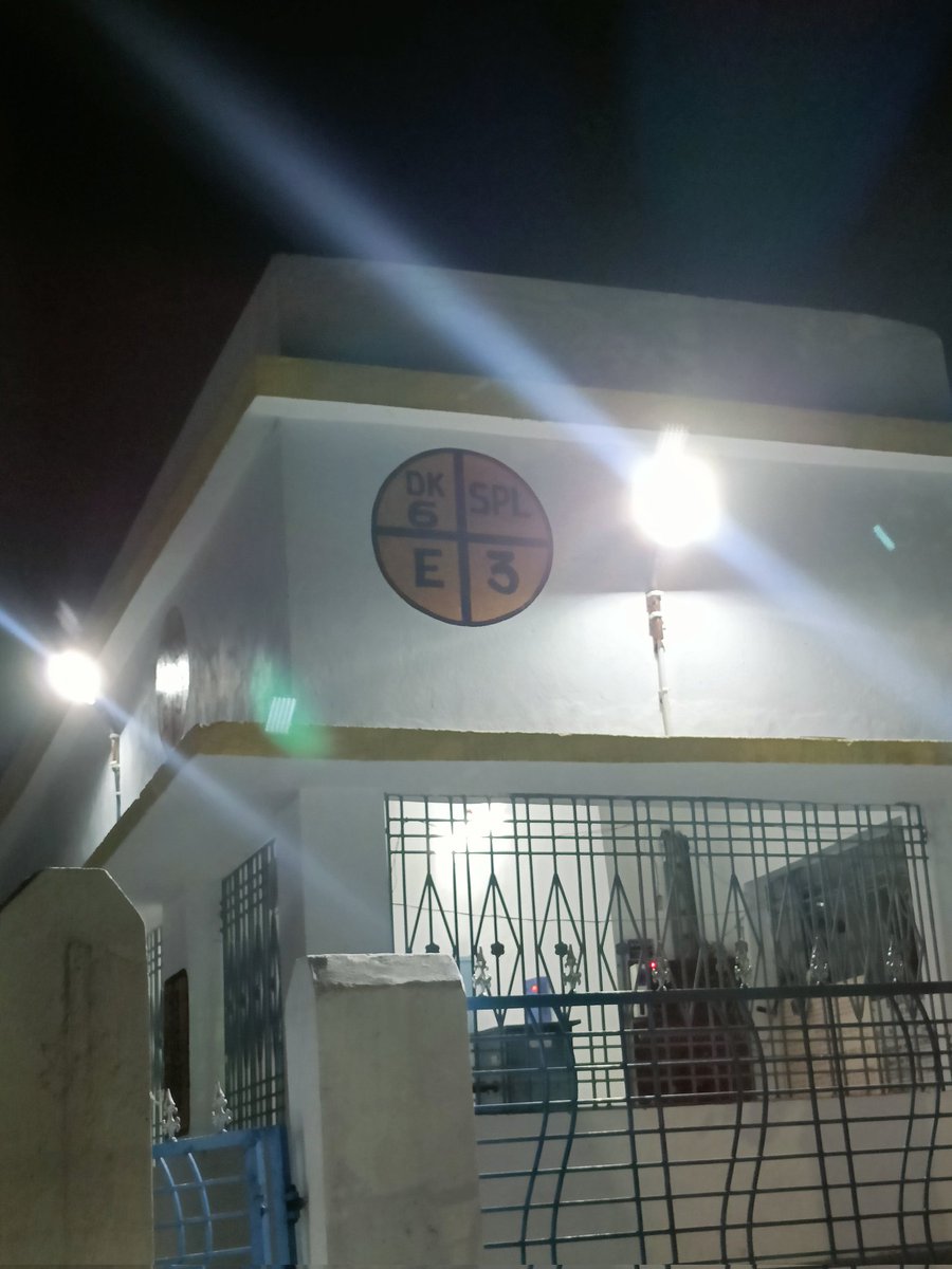 akash__kedia's tweet photo. @EasternRailway @DrmAsansol @RailMinIndia,
At the rail crossing towards Mohishila Village, goods trains often stop on the crossing, forcing local people to wait for long periods daily. Kindly look into this issue and take necessary action. Videos and photos attached.
#Asansol https://t.co/NCprii7Jai