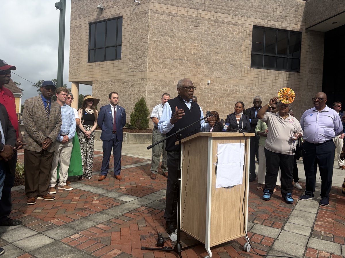 ValeskiLucy's tweet photo. After voting in Orangeburg, U.S. House Rep. Jim Clyburn said the proposed congressional map was probably the most “egregious” he has seen since the 1890s.

“How do you get a congressional district to go from Oconee County to Richland County and say it's constitutional?” https://t.co/caZgSVQMVc
