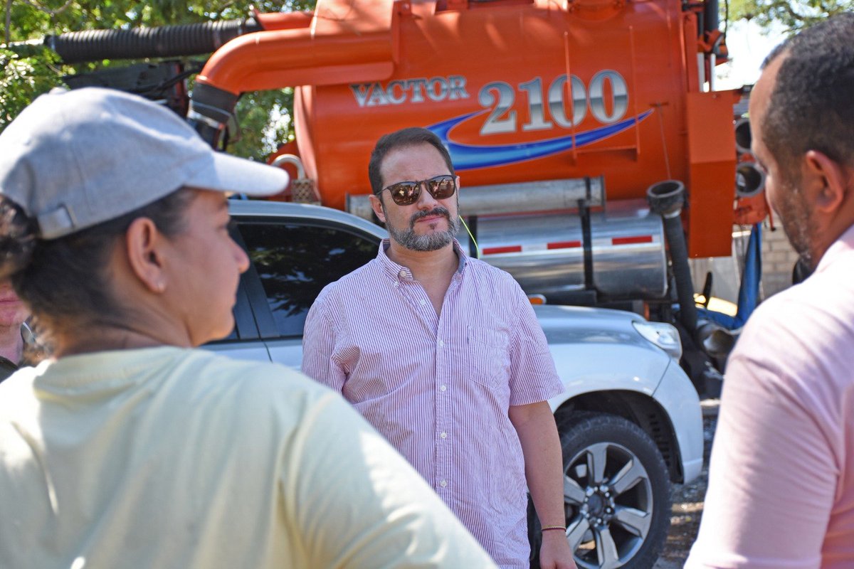 EmduparESP's tweet photo. El agente especial Eduardo Mesa Buitrago hizo presencia en la emergencia de rebosamiento que se presenta en la zona de Mercabastos. Emdupar. Emdupar no descansará hasta solucionar la situación. https://t.co/tLKQ3qIeFx