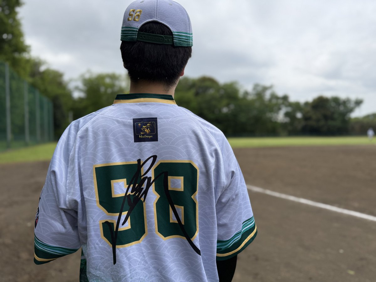 KantoRegion89w's tweet photo. 2026年サードユニフォーム

【キャップ】
中川颯選手のシルエットをアイコンとして配置
【シャツ】
胸にはYOKOHAMAの街並みをイメージしたマークにX連合をfeat.
全体カラーはグレーの青海柄、下部には湘南の波模様をイメージ。
【背番号】
番号の上に中川颯選手のサインを大胆に配置 https://t.co/Ldez9mjapz