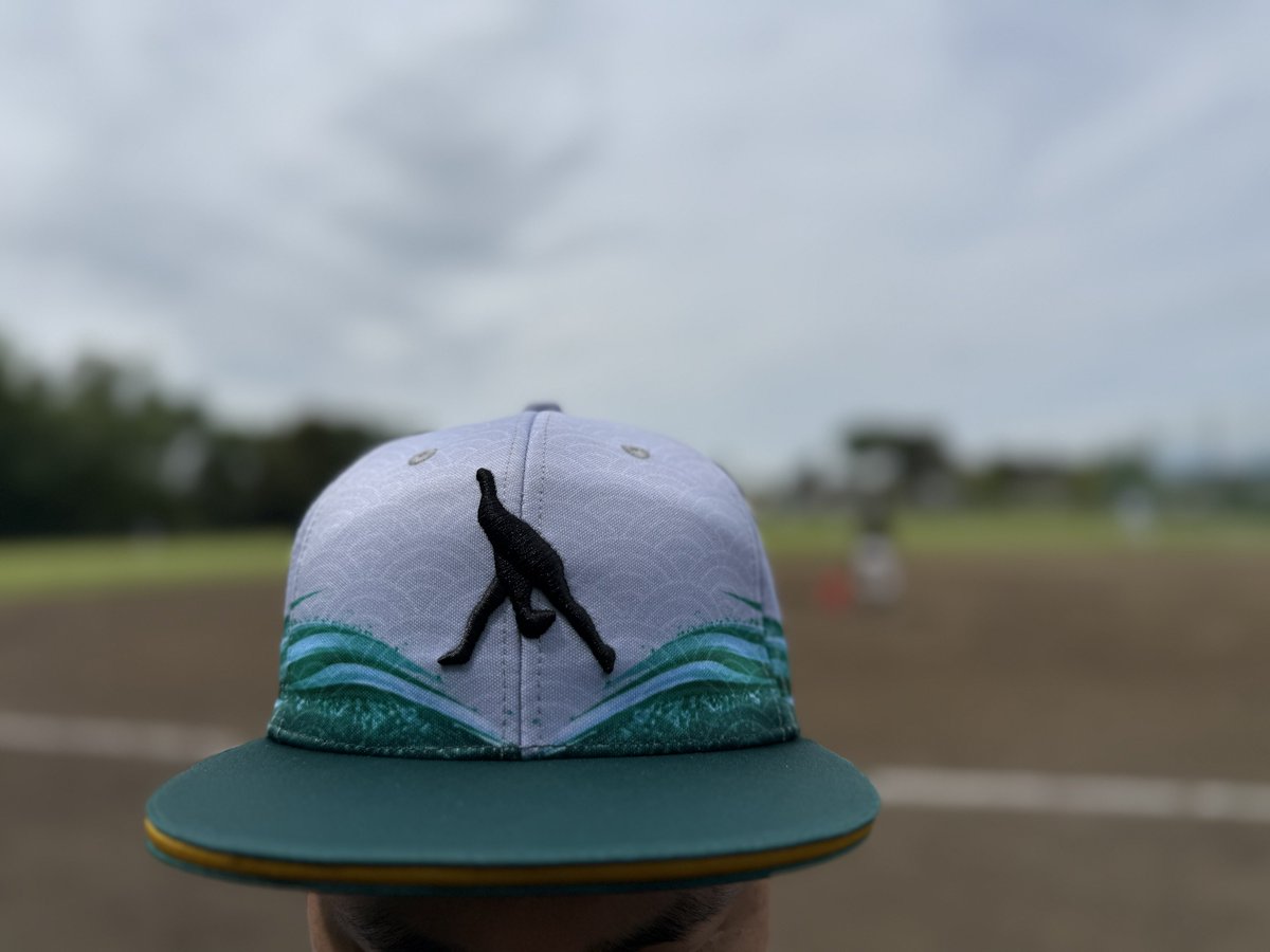 KantoRegion89w's tweet photo. 2026年サードユニフォーム

【キャップ】
中川颯選手のシルエットをアイコンとして配置
【シャツ】
胸にはYOKOHAMAの街並みをイメージしたマークにX連合をfeat.
全体カラーはグレーの青海柄、下部には湘南の波模様をイメージ。
【背番号】
番号の上に中川颯選手のサインを大胆に配置 https://t.co/Ldez9mjapz