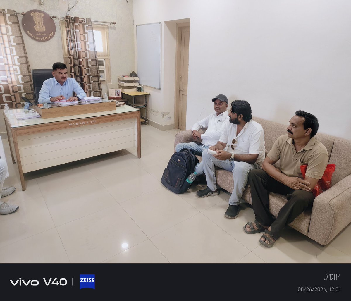 mamdwarka's tweet photo. આજ તા.26/05/2026ના રોજ યોજાયેલ તાલુકા સ્વાગત ફરિયાદ  નિવારણ કાર્યક્રમ હેઠળ અરજદારોના પ્રશ્નો સાંભળી રોડ–રસ્તા, સ્ટ્રીટ લાઈટ, સફાઈ, દબાણ, પોલીસ ફરિયાદ બાબતે રજૂ થયેલ પ્રશ્નો પરત્વે સબંધિત અધિકારીઓને જરૂરી સૂચના આપી સત્વરે નિયમોનુસાર કાર્યવાહી કરી અહેવાલ કરવા સૂચના આપી... https://t.co/lCGF35mIt1