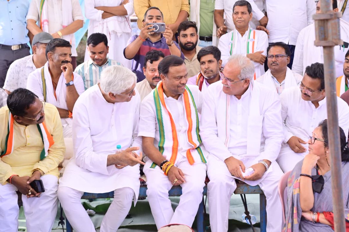INCChhattisgarh's tweet photo. आवाज़ दो, हम एक हैं 💪

अनिश्चितकालीन धरने के दूसरे दिन विश्रामपुर में भाजपा की दमनकारी राजनीति के खिलाफ कांग्रेस का संघर्ष लगातार जारी है।
कांग्रेस कार्यकर्ताओं पर हो रहे अन्याय को अब किसी कीमत पर बर्दाश्त नहीं किया जाएगा। https://t.co/IgN4VlzRzk