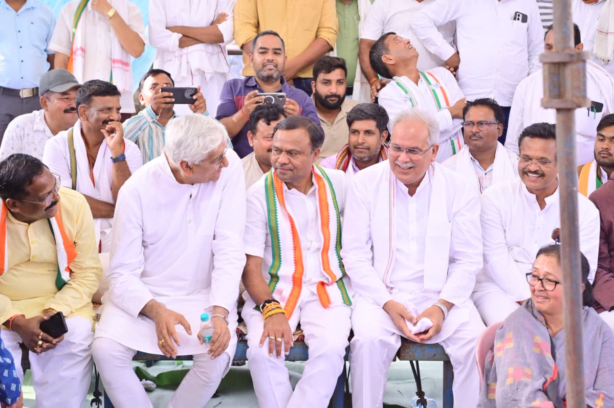 INCChhattisgarh's tweet photo. आवाज़ दो, हम एक हैं 💪

अनिश्चितकालीन धरने के दूसरे दिन विश्रामपुर में भाजपा की दमनकारी राजनीति के खिलाफ कांग्रेस का संघर्ष लगातार जारी है।
कांग्रेस कार्यकर्ताओं पर हो रहे अन्याय को अब किसी कीमत पर बर्दाश्त नहीं किया जाएगा। https://t.co/IgN4VlzRzk