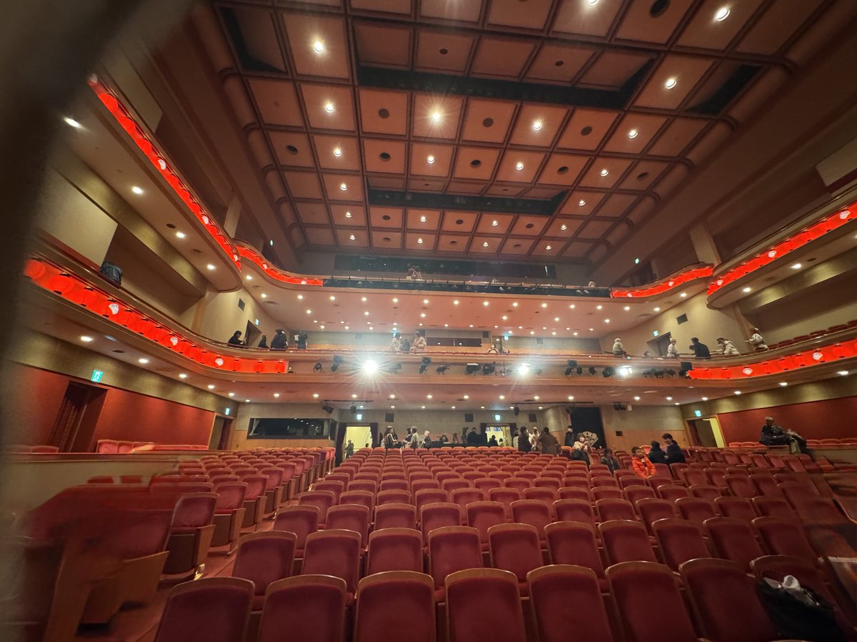 Galesberg2013's tweet photo. 最後の松竹座OG公演の時の写真

淋しいけど実感湧かなくて
久しぶりに懐かしい顔が揃って
お祭りのような賑わいと幸せ

また集える希望を残して

2026年5月26日
松竹座は、いったん、閉幕です

幸せな時をありがとうございました https://t.co/N2oih2JO5q