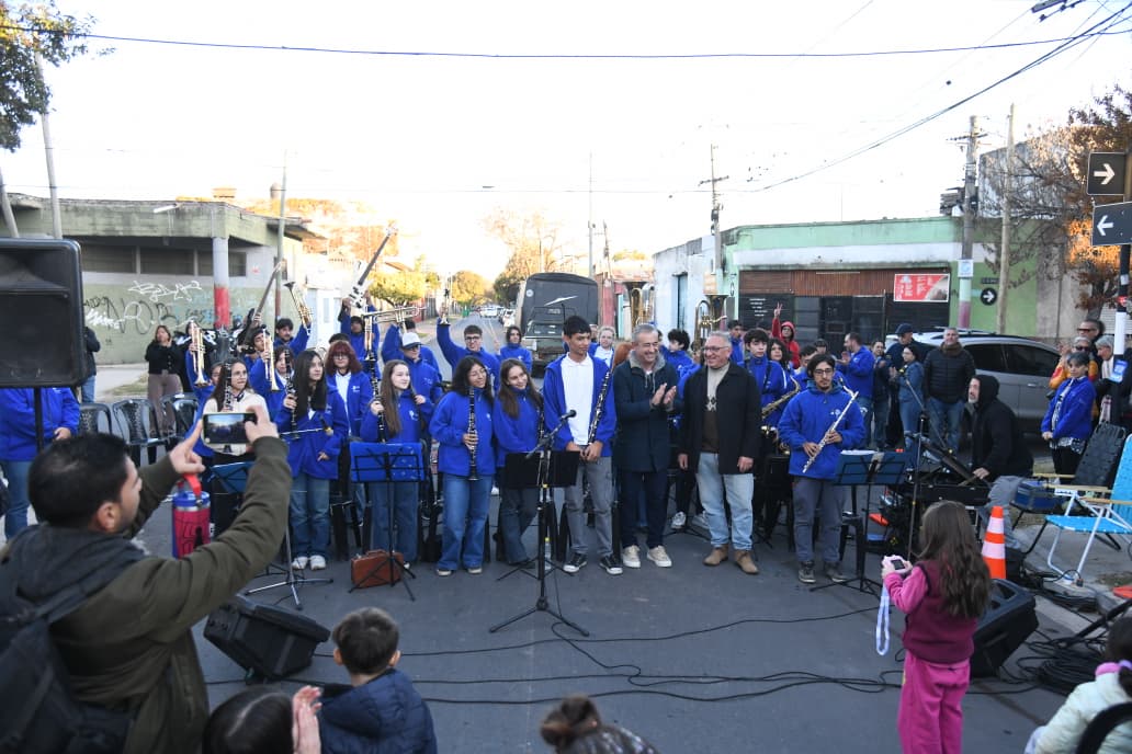 CMDSur's tweet photo. BARRIO LA GUARDIA DE FESTEJO 🥳

Celebramos la finalización de la obra del pavimento definitivo en barrio La Guardia: más de 60 cuadras que benefician a unos 4.000 vecinas y vecinos.

👉 Más detalles en https://t.co/CBMMZ56PVz

¡El Sur se transforma! 💪 https://t.co/dgSQqvXpbk