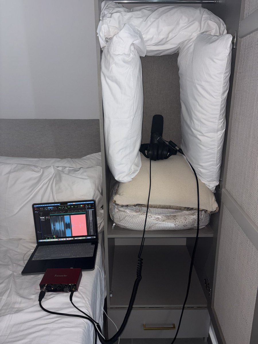 ElvisCastillo's tweet photo. Esto es lo que hago con las almohadas para grabar cuando estoy en hoteles. 😬😬😬

Si no estás en una cabina de grabación, debes ubicar un lugar insonorizado y cuidar la acústica alrededor del micrófono. No se ve cómodo ni bonito, pero funciona muy bien. 🎙️🎧 💻📡 https://t.co/PECcmIQKvH