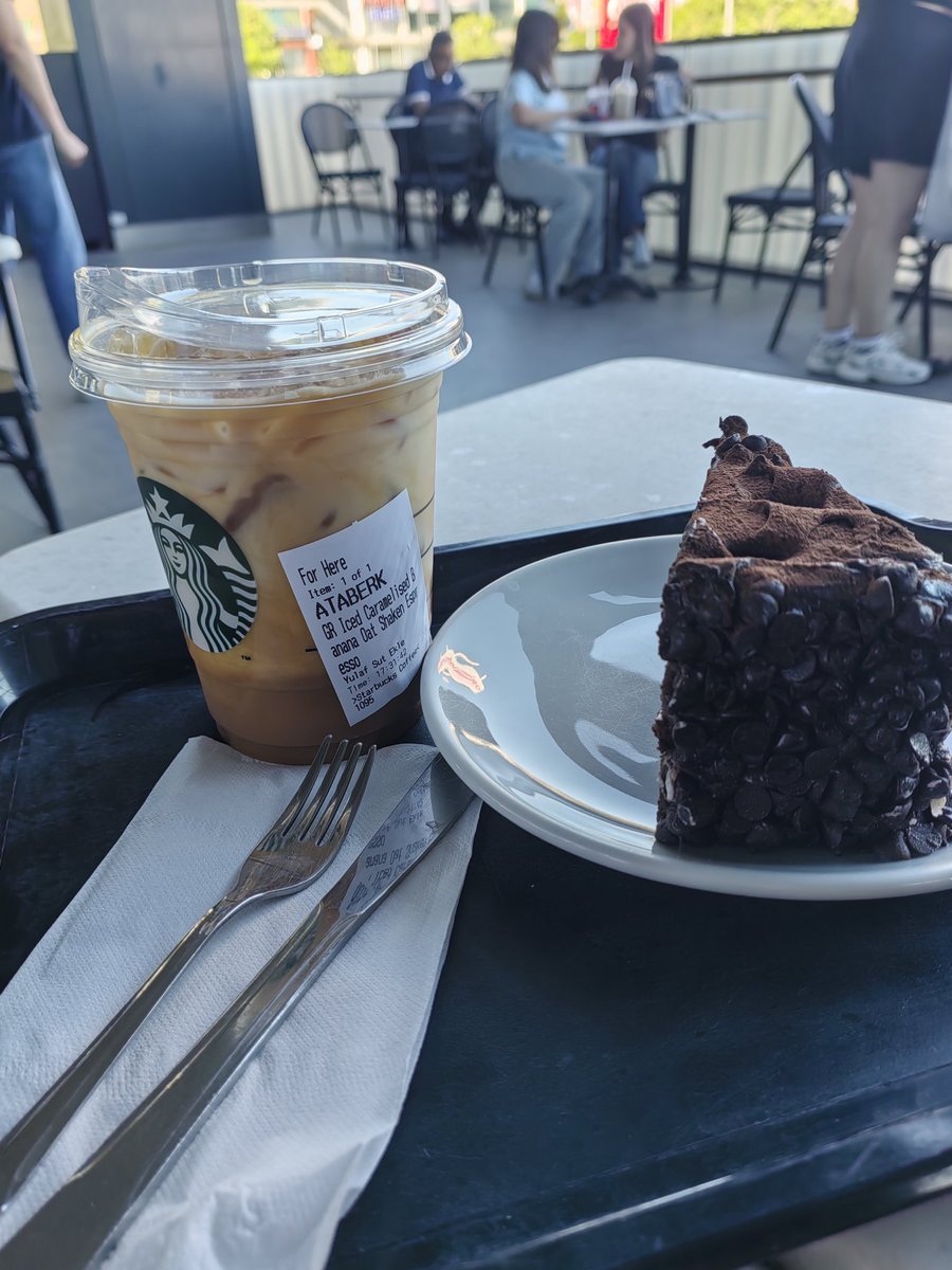 eczaci59's tweet photo. Sıcak havaların vazgeçilmezi Starbucks iced karamel ve yanında Belçika çikolatalı pasta✌️
#Corlu
#trendarenaavm https://t.co/Lq48Ni6BlF