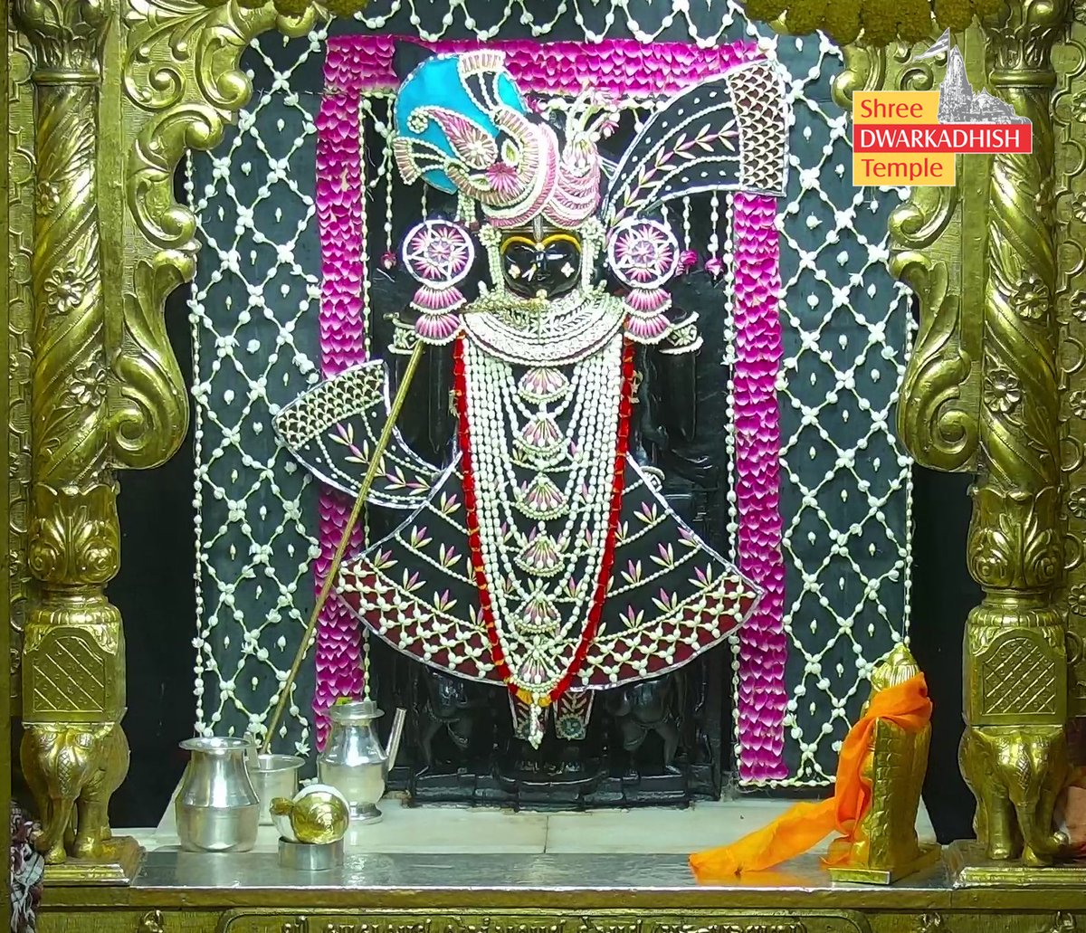 DwarkaOfficial's tweet photo. राजाधीराज द्वारीकाधीशजी के संध्या आरती एवं पुष्पशृंगार दर्शन 🙏🏻
श्री द्वारकाधीश मंदिर द्वारका,गुजरात
दिनांक :- 26/05/2026 मंगलवार                       

#dwarka #sandhyaaarti #pushpshringar 
#ShridwarikadhishmandirOfficial https://t.co/PiNgn2bZj9