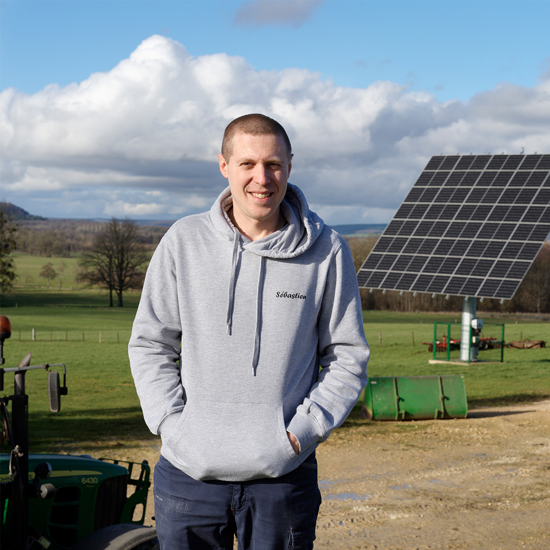 Vivescia's tweet photo. [VIVESCIA le mag - Portrait 2/3] Produire de l’énergie verte par méthanisation ou agrivoltaïsme est une piste pour sécuriser une partie de son revenu. Une perspective séduisante mais une transformation engageante qui nécessite stabilité réglementaire, accompagnement, compétences et investissement important. Trois agriculteurs-coopérateurs nous ont livré leur point de vue dans le dernier magazine de la #Coopérative.

🗨️Parmi eux, Sébastien : "Je voulais sécuriser notre approvisionnement en électricité car nous consommons à peu près 50 000 kilowatts par an avec notre robot de traite." 🌱

À lire en intégralité ici : https://t.co/4vBn9oidM4

#portrait #cooperative #aucoeurdesagricultures #aucoeurdesterritoires #agriculture #energiesvertes