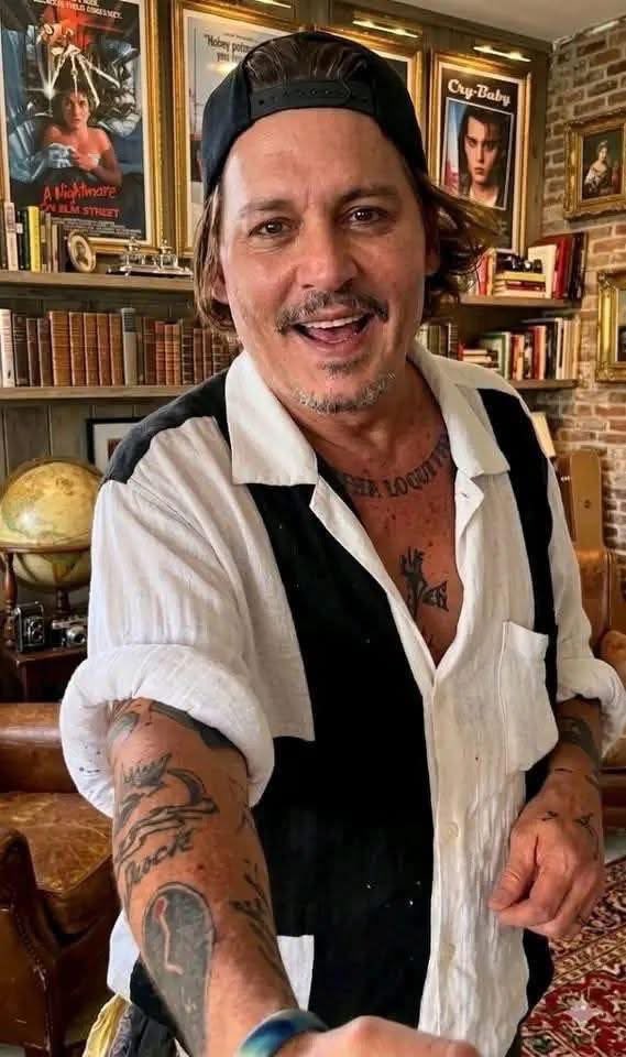 Johnny Depp tweet media
