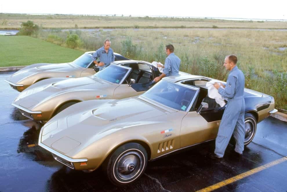 dcordovaok's tweet photo. Astronautas de #Apollo12 reciben Chevrolet Corvettes C3, ellos mismos mandaron pintarlos de dorado como símbolo de la amistad que tenían. Para no inclumplir con la ley que indicaba que no podían recibir regalos #GM les cobraba un alquiler al simbólico precio de USD 1,00 anual. https://t.co/GgYJ67bjtA