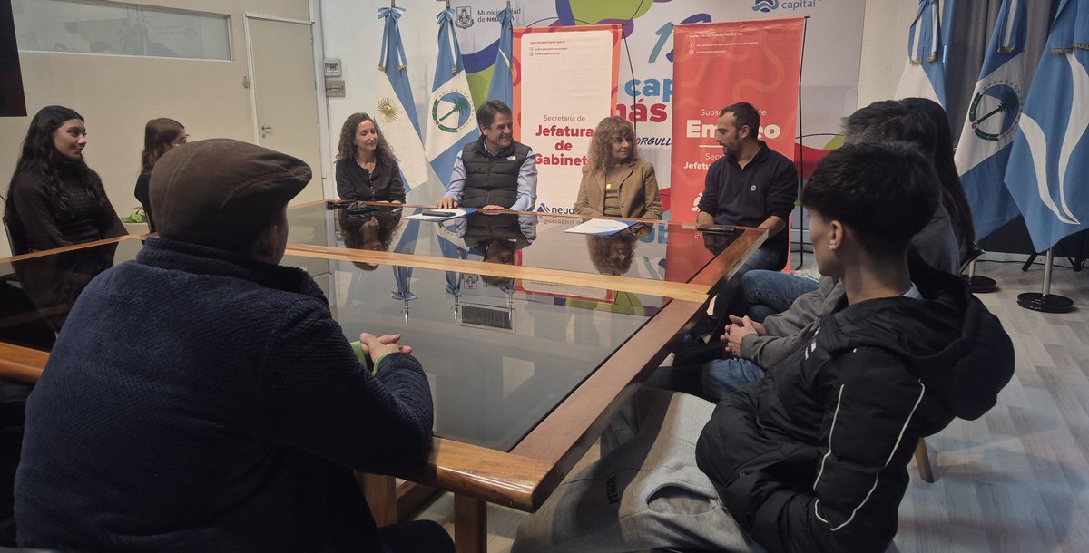 tanapasqualini's tweet photo. 👉🏼Junto a @MarianoGaidoOk y autoridades de la EPET N°8, firmamos el convenio de las Prácticas Profesionalizantes.
🎓Una iniciativa que vincula educación y formación para que más jóvenes puedan desarrollar herramientas para su futuro y seguir creciendo en nuestra ciudad. https://t.co/HOoGwcj0Vg
