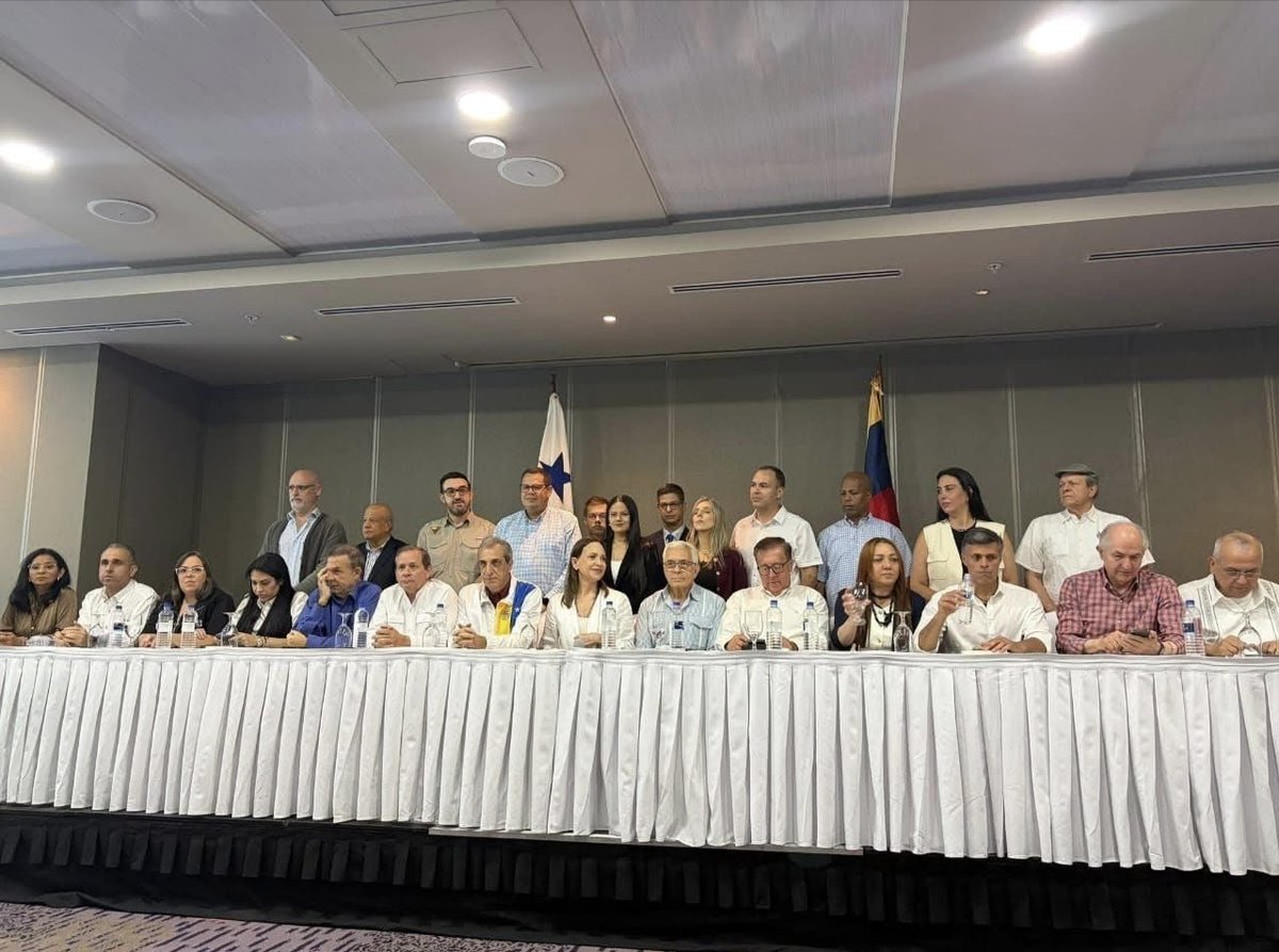 thelmafernandez's tweet photo. Les molesta la primera foto pero no les molesta la segunda, la primera es estrategia política y la segunda es vagabunderia; de coherencia no van a morir algunos, terminen de decir que odian a MCM haga lo que haga, les aseguro que quedan mucho mejor https://t.co/3qKkOaZ9U3