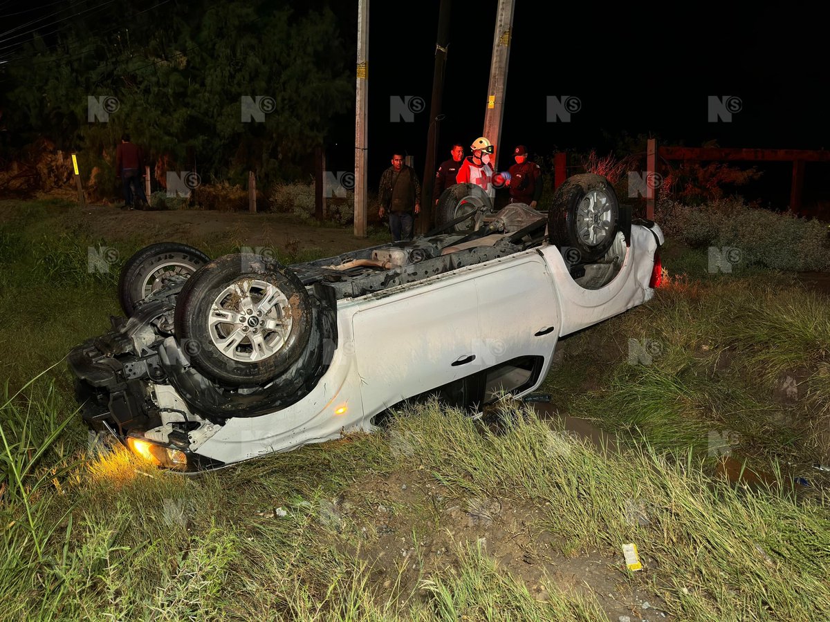 nSaltillo's tweet photo. La madrugada de este martes se registró un aparatoso accidente sobre el bulevar Venustiano Carranza, al norte de #Saltillo, donde una camioneta terminó volcada tras perder el control al pasar por un encharcamiento provocado por la fuerte lluvia.

El percance ocurrió antes del cruce con la carretera Los Valdés, cuando el conductor de una Nissan Frontier se dirigía hacia Monterrey. Presuntamente, al circular a velocidad inmoderada sobre un charco, perdió el control de la unidad y salió del camino.

Durante la volcadura, uno de los acompañantes salió expulsado de la caja de la camioneta y quedó tendido sobre el pavimento con lesiones de consideración, por lo que paramédicos de la Cruz Roja lo trasladaron a un hospital privado para recibir atención médica.

Policías municipales que circulaban por el sector solicitaron apoyo de emergencia tras ser alertados por automovilistas. En tanto, agentes de Tránsito aseguraron al conductor, mientras que la camioneta fue retirada con el apoyo de una grúa.
