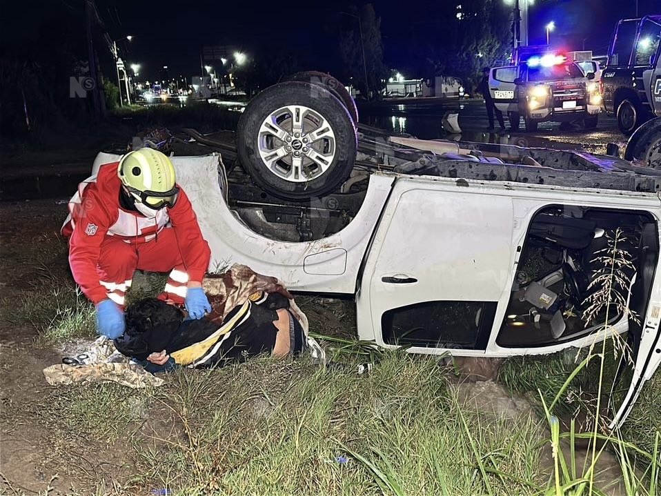 nSaltillo's tweet photo. La madrugada de este martes se registró un aparatoso accidente sobre el bulevar Venustiano Carranza, al norte de #Saltillo, donde una camioneta terminó volcada tras perder el control al pasar por un encharcamiento provocado por la fuerte lluvia.

El percance ocurrió antes del cruce con la carretera Los Valdés, cuando el conductor de una Nissan Frontier se dirigía hacia Monterrey. Presuntamente, al circular a velocidad inmoderada sobre un charco, perdió el control de la unidad y salió del camino.

Durante la volcadura, uno de los acompañantes salió expulsado de la caja de la camioneta y quedó tendido sobre el pavimento con lesiones de consideración, por lo que paramédicos de la Cruz Roja lo trasladaron a un hospital privado para recibir atención médica.

Policías municipales que circulaban por el sector solicitaron apoyo de emergencia tras ser alertados por automovilistas. En tanto, agentes de Tránsito aseguraron al conductor, mientras que la camioneta fue retirada con el apoyo de una grúa.