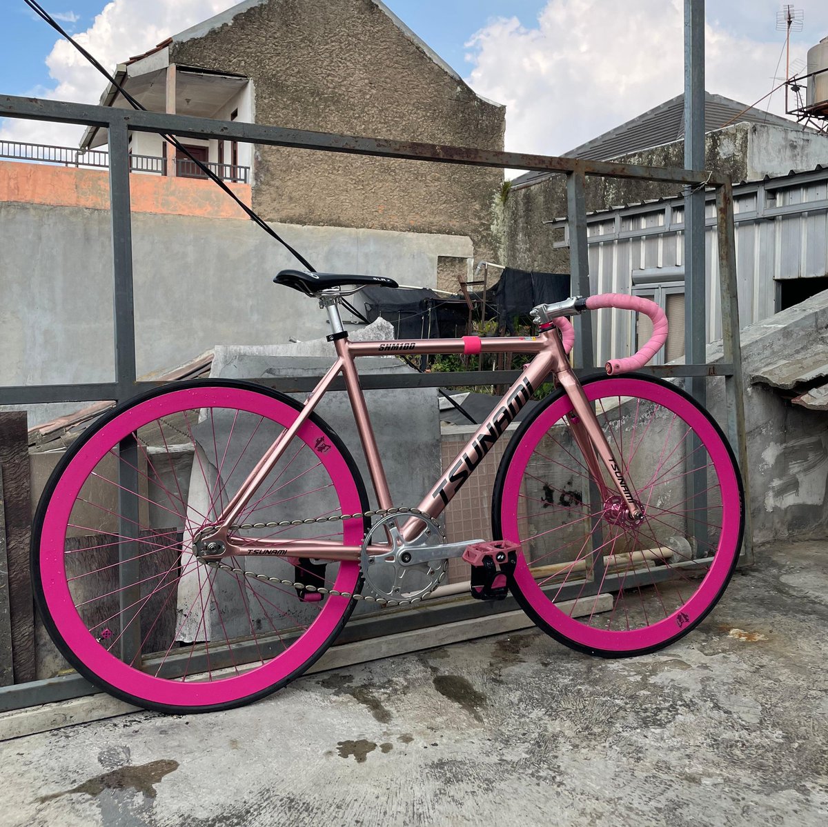 hvpegear's tweet photo. WTS Fullbike Only Tsunami Rose Gold size S
Spek di slide terakhir
Lokasi Bandung
#fnfjb https://t.co/6aHCCbmxjD