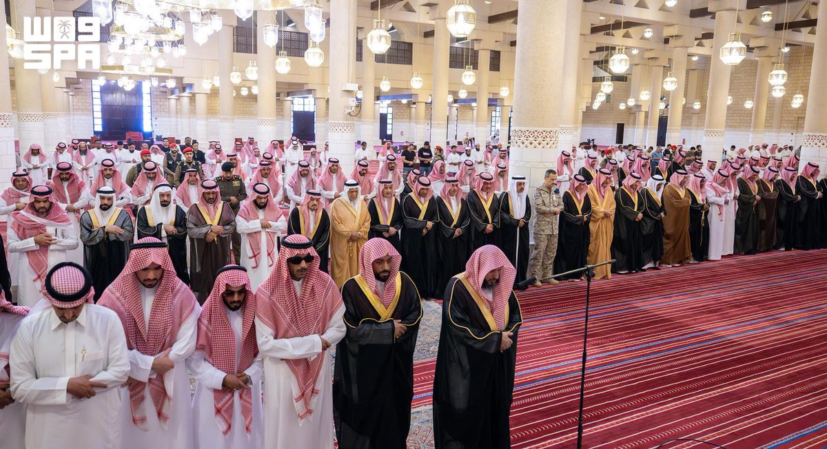 AlRiyadh's tweet photo. أمير الرياض يؤدي صلاة الميت على صاحب السمو الملكي الأمير نواف بن نايف بن ممدوح بن عبدالعزيز

https://t.co/4OD1Ikv7hU https://t.co/IkAE4FvvWN