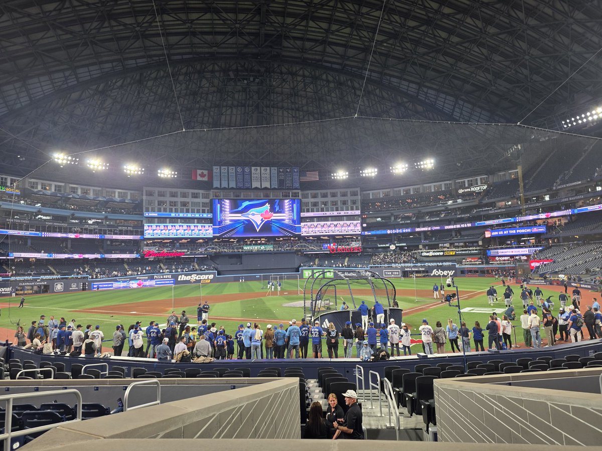 yuushalinsky's tweet photo. @jaysclements I managed to get into the lowest tier lounge once for $200 because of that 20% off - worth https://t.co/RRENwUJQ8U
