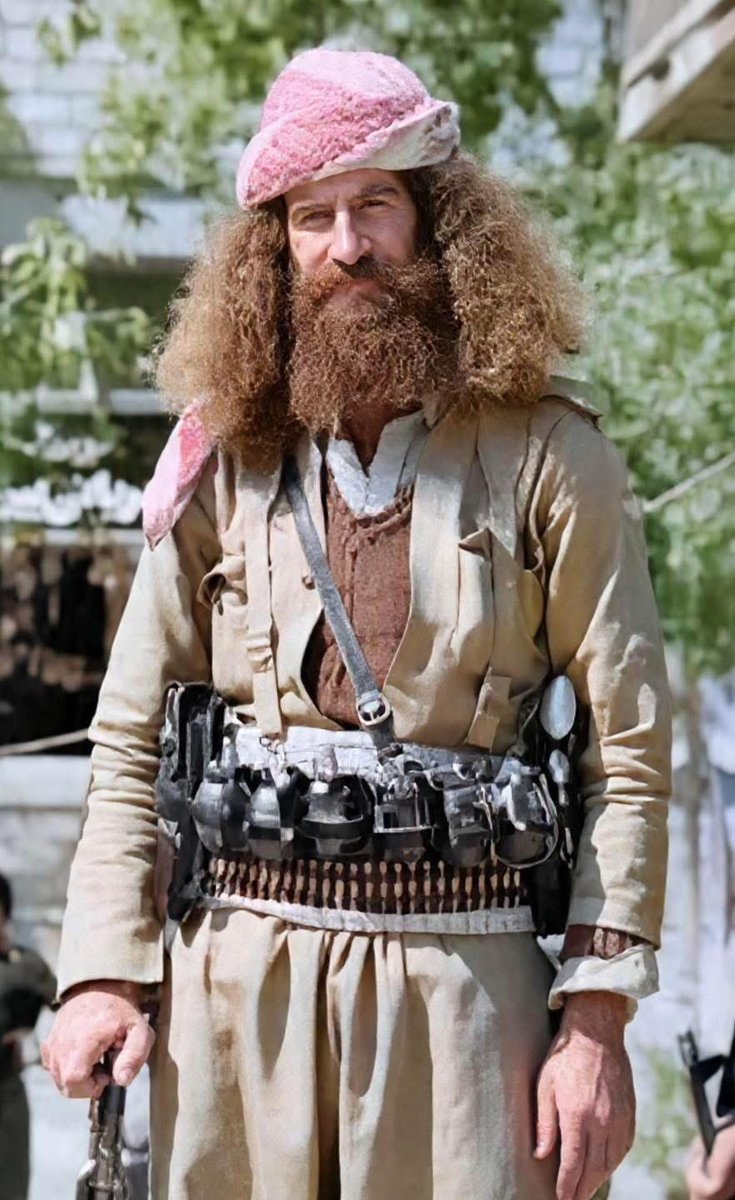 Duhok_Buzz's tweet photo. 📸 Xelîl Hêtîtî, a peshmerga who in 1979 vowed not to cut his hair or beard until Kurdistan was free or he was martyred. 

After years of battle, he was severely injured in an operation in 1988, &amp; doctors were forced to break his vow while he was unconscious to save his life. https://t.co/hfapzljKEL
