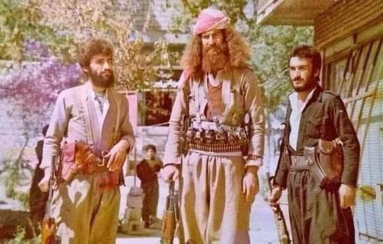 Duhok_Buzz's tweet photo. 📸 Xelîl Hêtîtî, a peshmerga who in 1979 vowed not to cut his hair or beard until Kurdistan was free or he was martyred. 

After years of battle, he was severely injured in an operation in 1988, &amp; doctors were forced to break his vow while he was unconscious to save his life. https://t.co/hfapzljKEL