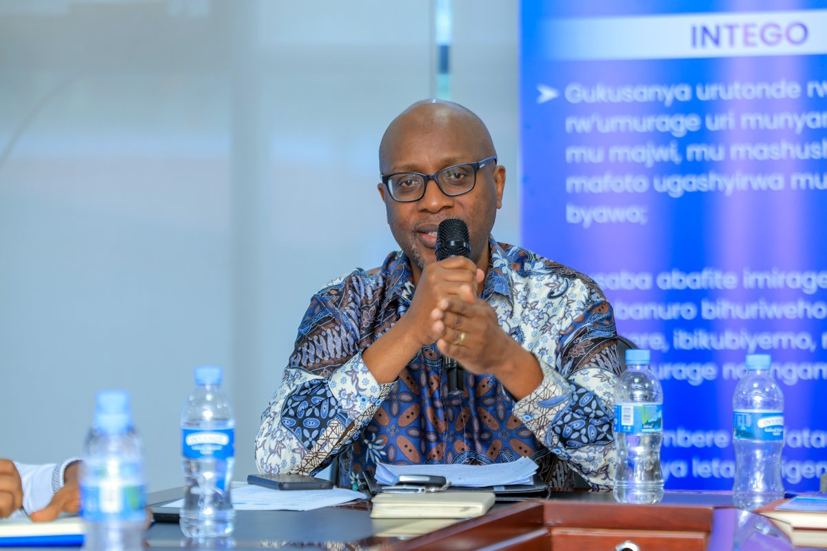 IntekoyUmuco's tweet photo. Uyu munsi, #IntekoyUmuco ku bufatanye na Komisiyo y’Igihugu y’u Rwanda ikorana na UNESCO (@UNESCO_rwanda), yagiranye inama nyunguranabitekerezo n’abafite aho bahurira n’umurage uri mu nyandiko, mu majwi no mu mashusho (Documentary Heritage) mu rwego rwo kurebera hamwe uko ubungabunzwe no gutegura urutonde rw’uwakwandikwa ku rwego rw’Igihugu na mpuzamahanga. 

#UmucoWacu