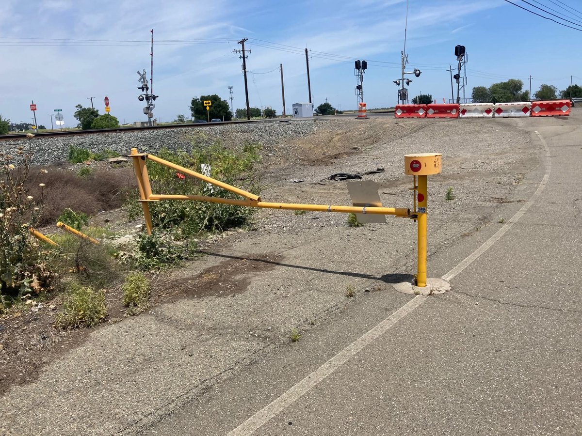 DbJared's tweet photo. Laz has left Sacramento. But not before being stalked by another Barkley Gate.

#lazcon Final Leg, Day 55

San Francisco coming. https://t.co/X8fdBZHZ2x