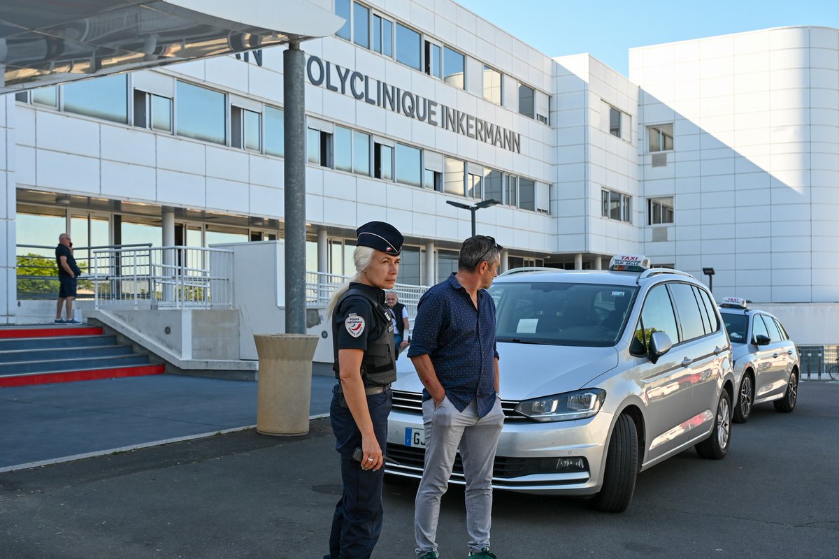 PoliceNat79's tweet photo. #SécuritéRoutière | Ce 26 mai, une opération conjointe à la clinique Inkermann avec l’URSSAF, la CPAM et l’ARS a permis de contrôler 11 taxis, 6 VSL et 4 ambulances. 4 infractions relevées : 2 défauts de CT, 1 pneu lisse et 1 taximètre non conforme. https://t.co/w870v1GwGs