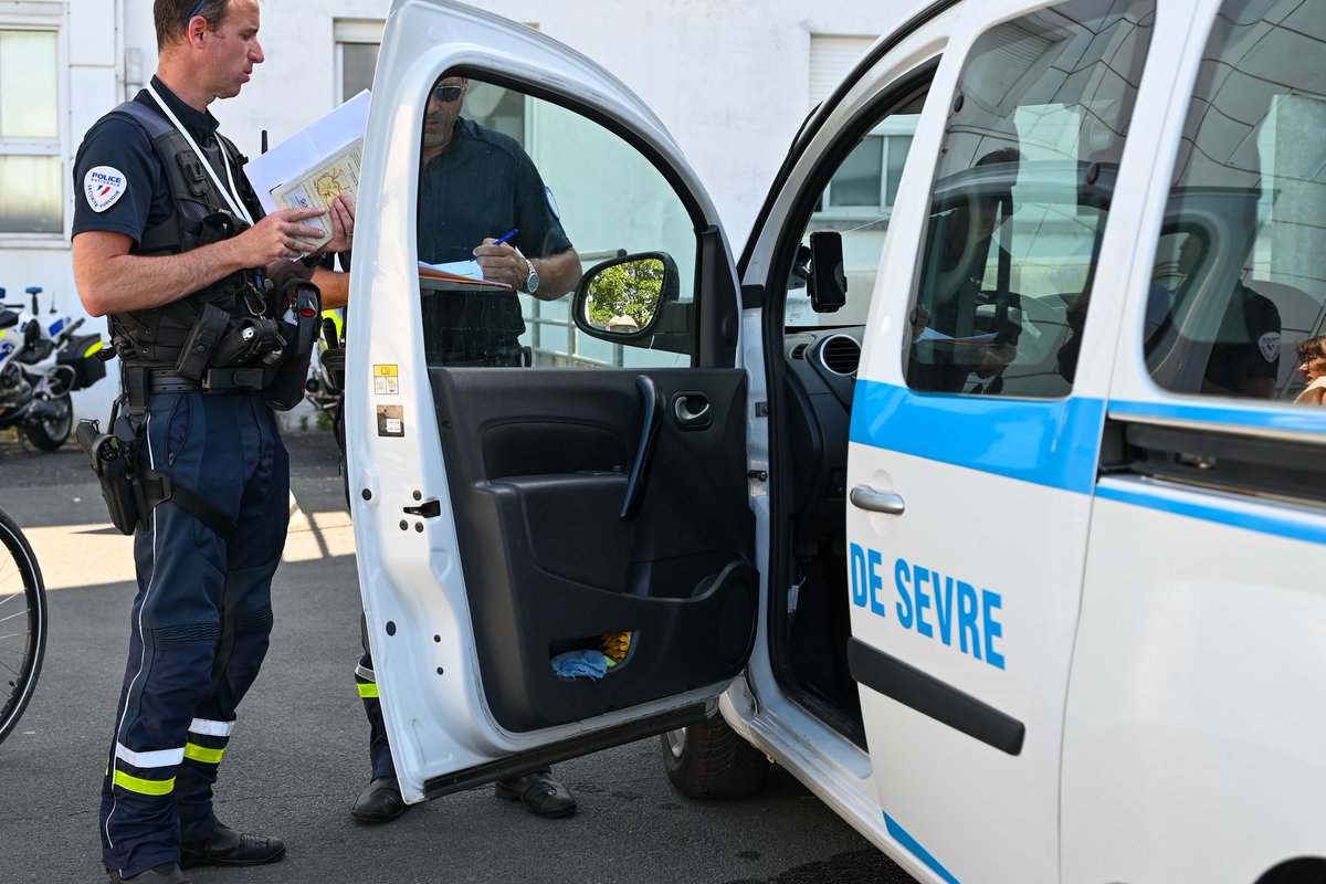 PoliceNat79's tweet photo. #SécuritéRoutière | Ce 26 mai, une opération conjointe à la clinique Inkermann avec l’URSSAF, la CPAM et l’ARS a permis de contrôler 11 taxis, 6 VSL et 4 ambulances. 4 infractions relevées : 2 défauts de CT, 1 pneu lisse et 1 taximètre non conforme. https://t.co/w870v1GwGs