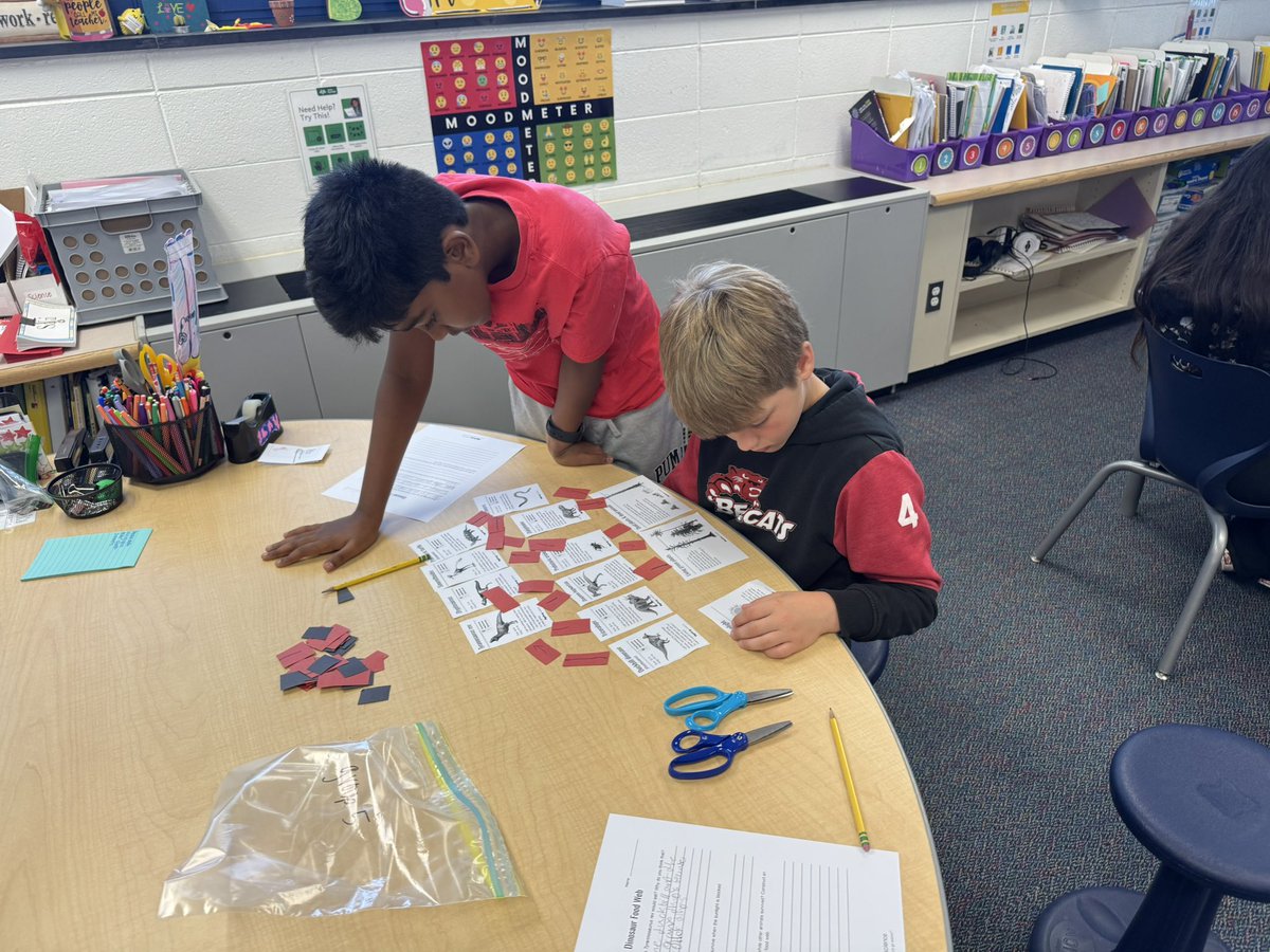 hansenclass5's tweet photo. Figuring how what different dinosaurs ate to complete food webs! #ivyhillleague https://t.co/0fP0vtKzGN