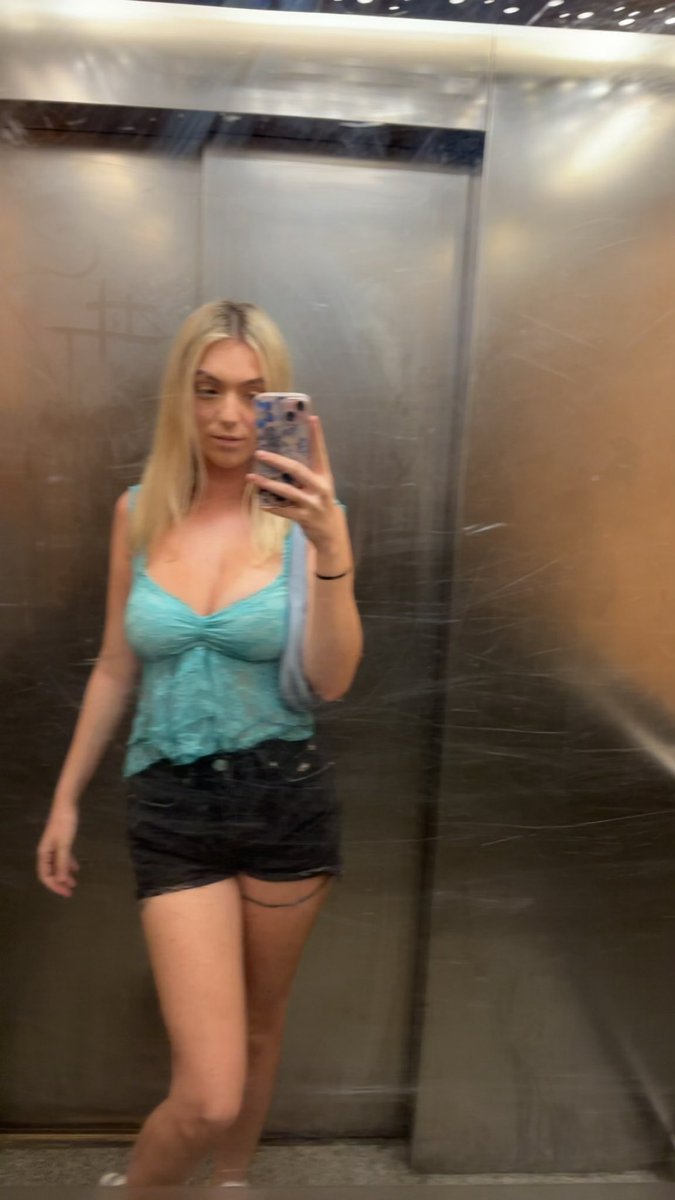 Rosie 💋 tweet media
