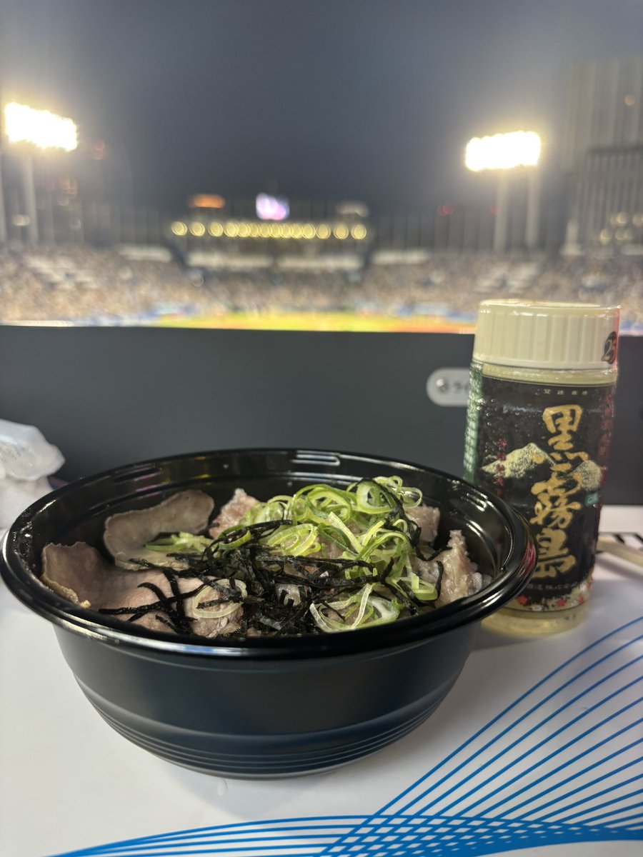 jyoscon's tweet photo. カープフィンですが、今日は神宮🏟️
外野応援席のテーブルとイスの席、食事とお酒が進む^_^🥩🍺
9回裏2アウトからの同点ホームラン‼️
カープは負けましたが、野球はおもしろい⚾️
いろいろ窮屈な現代社会。
ストレス発散⤴️
プロ野球、プロレス、格闘技、スポーツ、全てのエンタメに、ありがとう😊🌙 https://t.co/sPNHFDHK5w