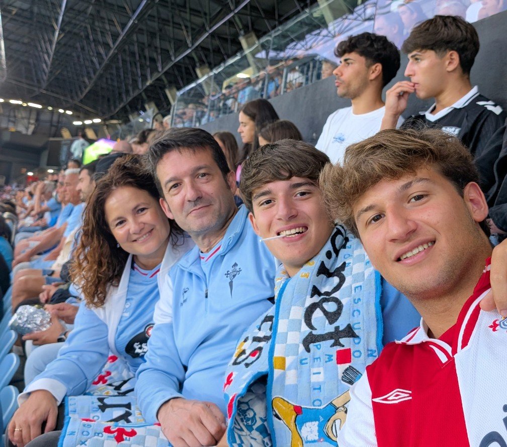 esejes's tweet photo. @javiere307 @AlexCostasVila Pois non é mala idea. Eu podo localizar a eses nenos do Celta, pero pasou tanto tempo, que xa creceron 🙂 https://t.co/qzItLsQwbt
