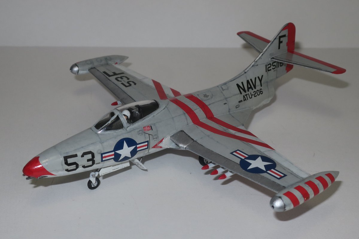 nyoshinori's tweet photo. #hasegawa 1/72 #grumman #F9F-2 #Panther （その17）完成。パンサーはブルー1色のイメージがありますが、店頭で箱の中を見たとき、このストライプにやられたのでグレーで仕上げました。キットは曲面に貼るデカールや、主翼の胴体への取り付けに少々気を遣いますが、総じて組み易いと思います。 https://t.co/AK2dEpJBig
