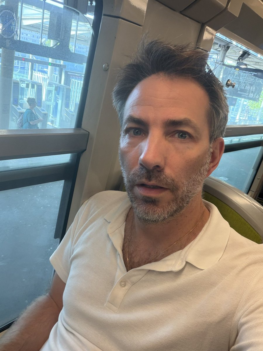 yannicklegall's tweet photo. @RERC_SNCF est-ce normal de voyager dans un RER à 40 degrés sans aucune clim ? 🥵 https://t.co/y7OKOBrwEM