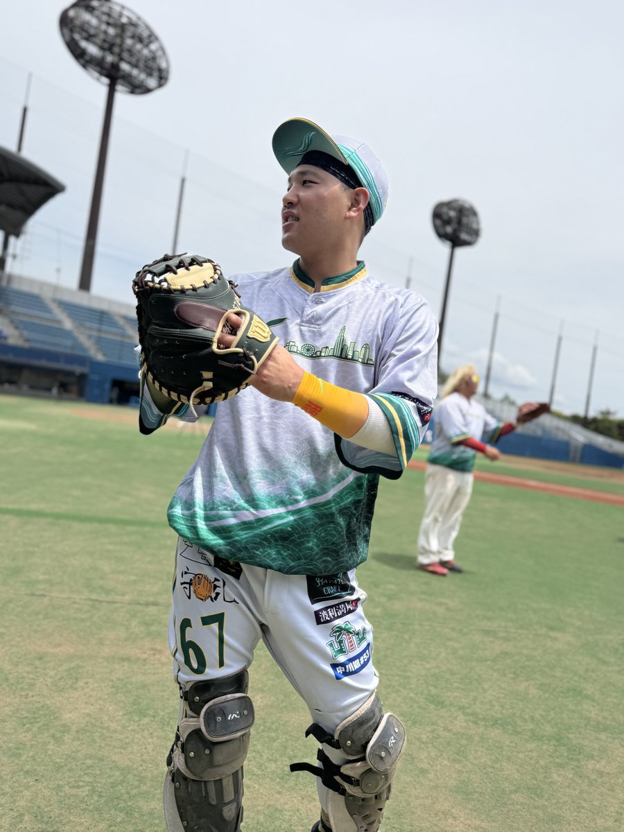 twittet66r's tweet photo. 颯さんからも快く許可を頂きシルエット、サインをユニフォームに盛り込みました。

昨年までのメインユニは黒で夏に非常に暑かったので夏に来やすいユニフォームとして。

今年の夏も頑張ります。

三代ユニフォームの変遷。 https://t.co/FKtmNRsiWv