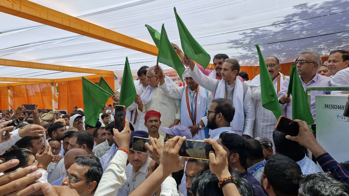 nerailwaygkp's tweet photo. माननीय केन्द्रीय पर्यावरण, वन एवं जलवायु परिवर्तन तथा विदेश राज्य मंत्री श्री @KVSinghMPGonda ने 26 मई,2026 को गोंडा जं. स्टेशन पर आयोजित समारोह में नकहा जंगल-गोण्डा-डालीगंज उद्घाटन विशेष गाड़ी को हरी झंडी दिखाकर शुभारम्भ किया। https://t.co/P7Y1CednA2