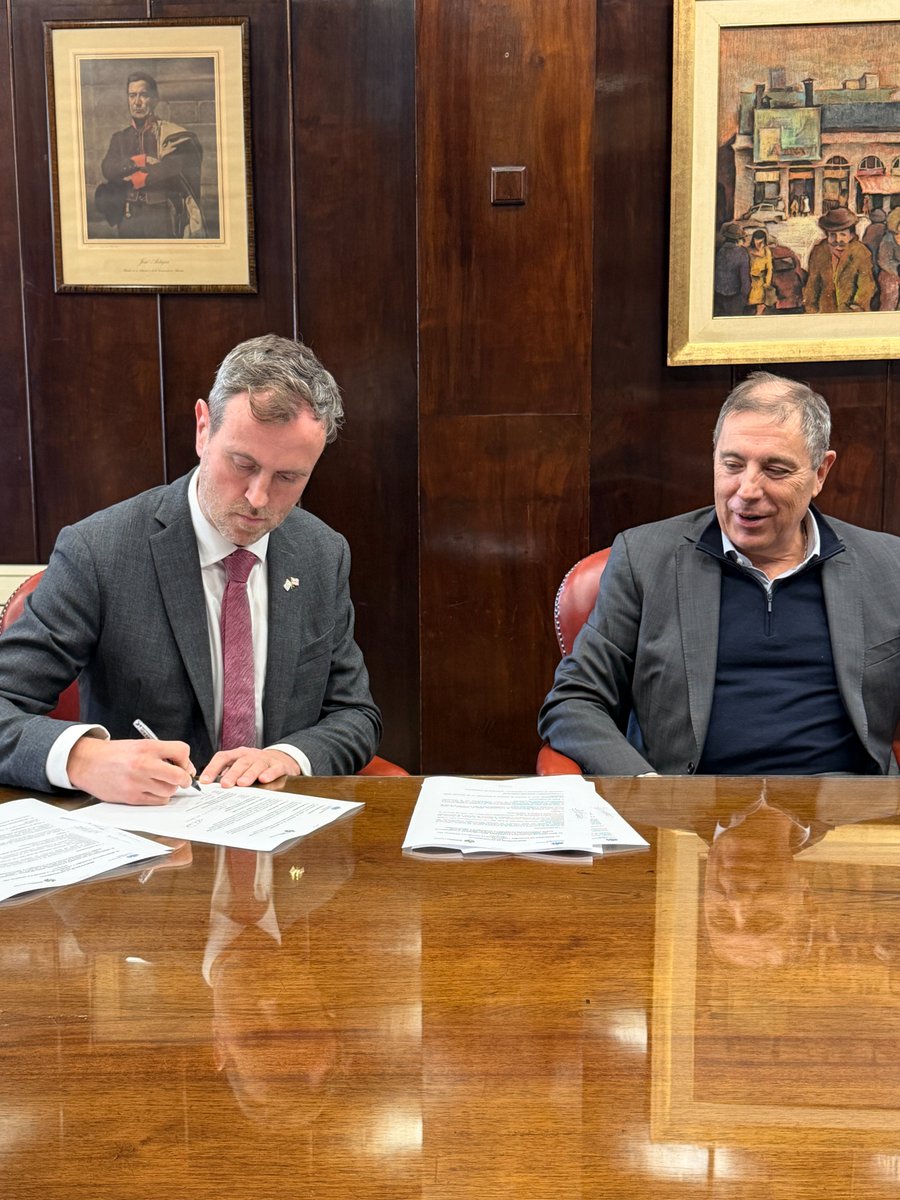 mal_green's tweet photo. Junto con el ministro @OddoneGabriel, firmamos un Memorando de Entendimiento para fortalecer la cooperación estratégica bilateral entre 🇬🇧 y 🇺🇾 en áreas de infraestructura, IA e innovación digital.

🔗https://t.co/s3ycgeO53l https://t.co/hyxAO0YHnZ