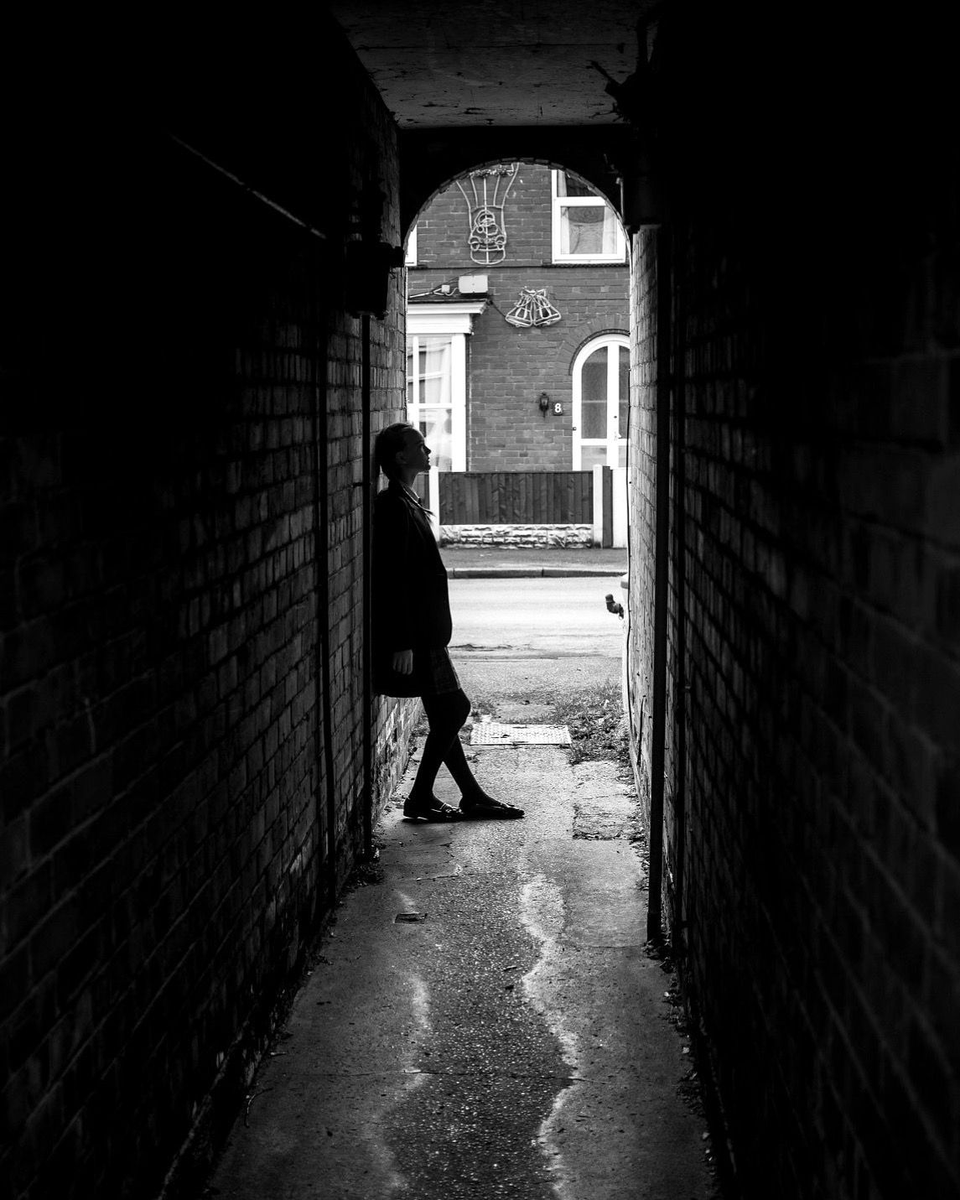 whisperingpoems's tweet photo. #vss365 #signal
an alley
tucked in the
heart of the city
putrescent
with shadowed secrets

pulp signals
bleed neon glare
a smile like smoke

another soul stripped,
another body undone

and the city smokes
indifferent
apathetic
whispering hunger
through crimson lips
🖤

#ωнιѕρєяѕ https://t.co/2HEEqX9wlr