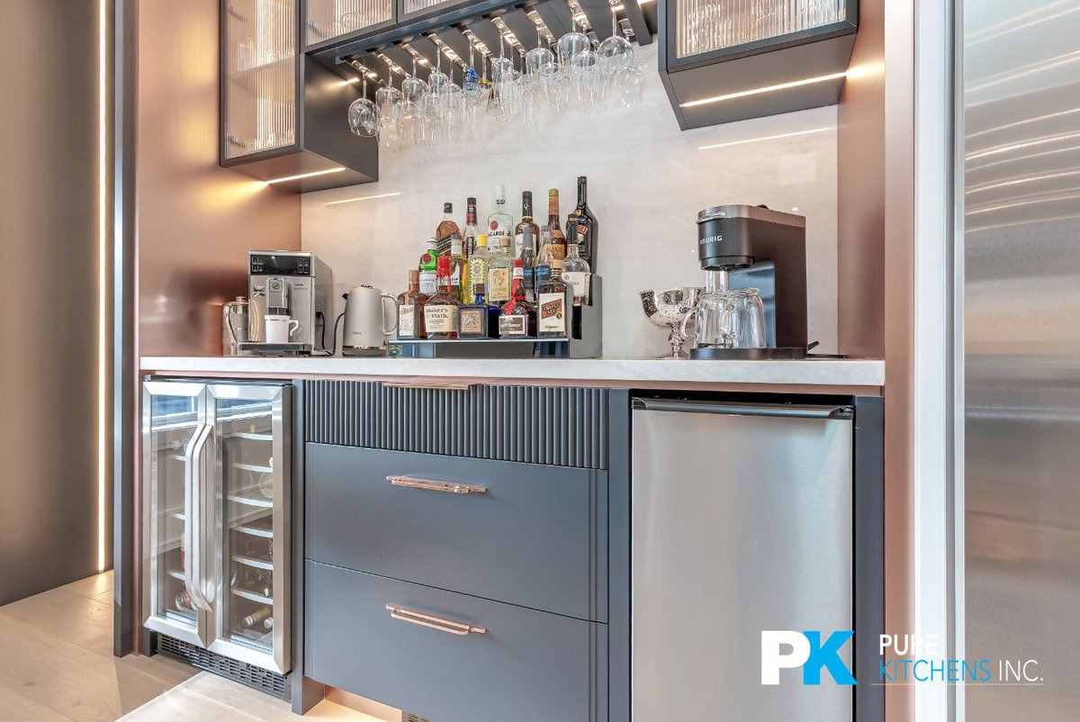 PureKitchensInc's tweet photo. Created for entertaining. 🥂✨

This custom bar combines tailored cabinetry, integrated storage, and dedicated space for glassware and bottles.

Hosting, made effortless. 🤍

📩 Let’s start planning: https://t.co/QEyL3rlhby https://t.co/M88cJ6ik8p