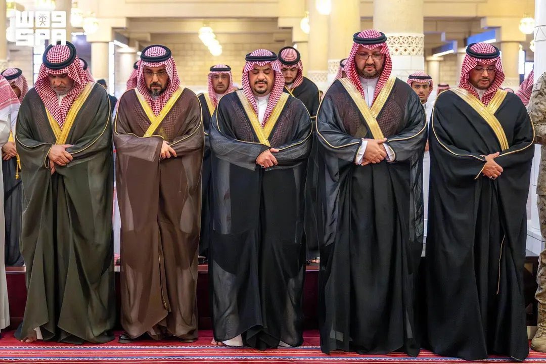 AJELNEWS24's tweet photo. أدى صاحب السمو الملكي الأمير فيصل بن بندر بن عبدالعزيز أمير منطقة الرياض، بحضور صاحب السمو الملكي الأمير محمد بن عبدالرحمن بن عبدالعزيز نائب أمير منطقة الرياض، عقب صلاة العصر اليوم، صلاة الميت على صاحب السمو الملكي الأمير نواف بن نايف بن ممدوح بن عبدالعزيز آل سعود -رحمه الله-، وذلك في جامع الإمام تركي بن عبدالله بمدينة الرياض.